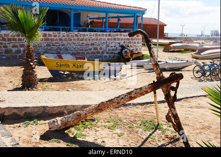 Ansicht des alten rostigen Anker und lokalen Boot in der Stadtmitte von Sal, Kap Verde Stockfoto