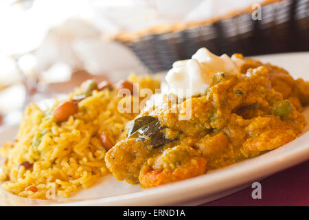 Authentische indische Gemüse Korma garniert mit Joghurt-Sauce mit einer Seitenlänge von Tamarinde Basmati-Reis und Erdnüssen Stockfoto