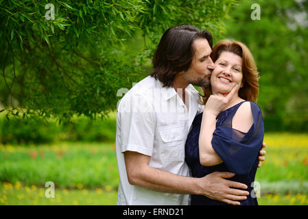 Erwachsene männliche und weibliche in einem Park im Frühjahr Stockfoto