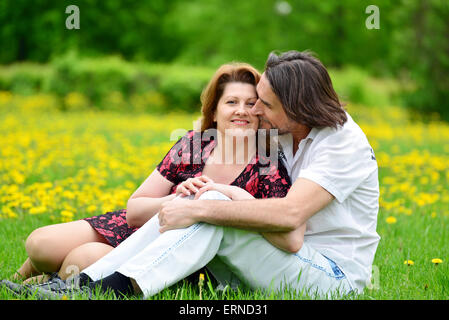 Erwachsene männliche und weibliche in einem Park im Frühjahr Stockfoto