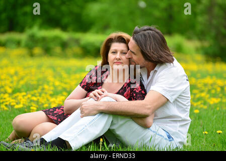 Erwachsene männliche und weibliche in einem Park im Frühjahr Stockfoto