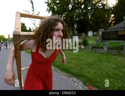 Stuttgart, Deutschland. 4. Juni 2015. Eine Frau in einem roten Kleid geht durch den Prager Friedhof auf dem evangelischen Kirchentag 2015 in Stuttgart, Deutschland, 4. Juni 2015. Foto: PATRICK SEEGER/Dpa/Alamy Live News Stockfoto