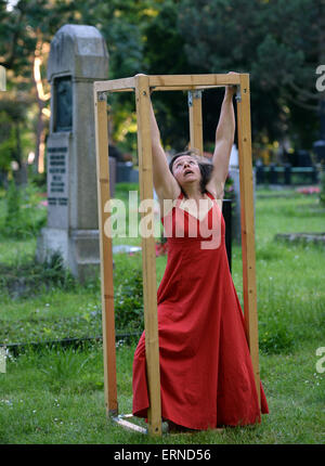 Stuttgart, Deutschland. 4. Juni 2015. 4. Juni 2015 steht eine Frau in einem roten Kleid auf dem Prager Friedhof von den evangelischen Kirchentag 2015 in Stuttgart, Deutschland. Foto: PATRICK SEEGER/Dpa/Alamy Live News Stockfoto