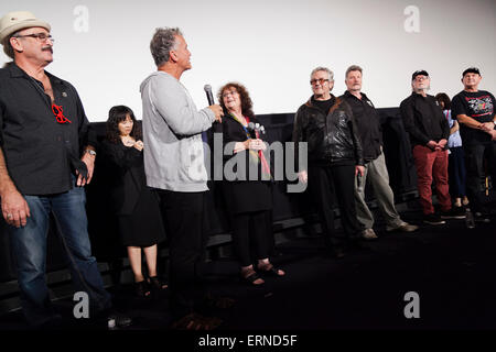 (L, R) Schauspieler Paul Johnstone, australischer Schauspieler Tim Burns, australische Schauspielerin Joanne Samuel, australischer Regisseur George Miller, australischer Schauspieler Vernon Wells, australischer Schauspieler Vincent Gil und der Stuntman Dale Bench, Cast und Crew aus dem Originalfilm Mad Max (1979) dem Publikum während der "Mad Max: Fury Road'' Bühne Gruß in der Innenstadt von Tokio am 5. Juni 2015 zu sprechen. Der Film schlägt die Theatern in ganz Japan am 20. Juni. (Foto von Rodrigo Reyes Marin/AFLO) Stockfoto