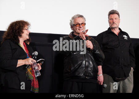 (L, R) Australische Schauspielerin Joanne Samuel, australischer Regisseur George Miller und australischer Schauspieler Vernon Wells Cast und Crew aus dem Originalfilm Mad Max (1979) dem Publikum während der "Mad Max: Fury Road'' Bühne Gruß in der Innenstadt von Tokio am 5. Juni 2015 zu sprechen. Der Film schlägt die Theatern in ganz Japan am 20. Juni. (Foto von Rodrigo Reyes Marin/AFLO) Stockfoto