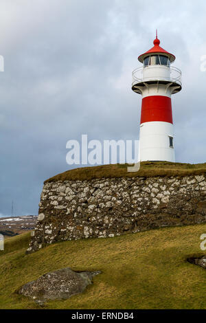 Skansin Leuchtturm mit grasbewachsenen Wand in Tórshavn, Färöer Inseln Stockfoto