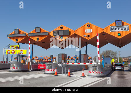 Mautstelle auf Mittelmeer Autobahn AP-7 in Spanien. 6. Mai 2015 in Girona, Spanien Stockfoto