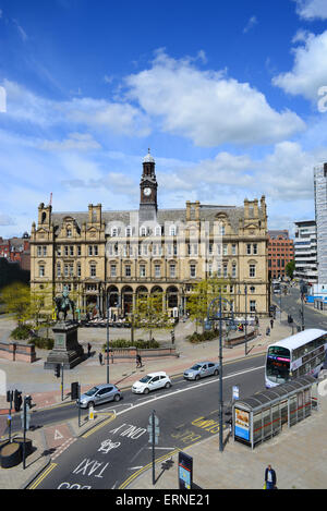 quadratische Stadt Leeds, Yorkshire, Vereinigtes Königreich mit Statue, Edward Prince Of Wales, der schwarze Prinz, der bei Crécy kämpfte Stockfoto