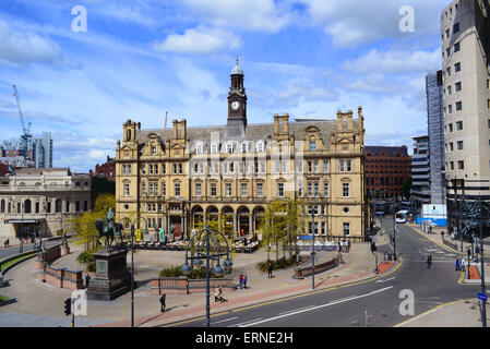 quadratische Stadt Leeds, Yorkshire, Vereinigtes Königreich mit Statue, Edward Prince Of Wales, der schwarze Prinz, der bei Crécy kämpfte Stockfoto