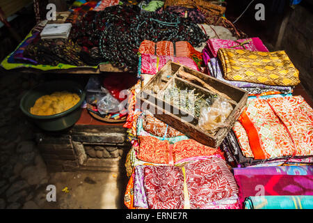 Balinesische Stoffe für den Verkauf in einem Geschäft, Tenganan Pegringsingan, Bali, Naturfarben und Indonesien Stockfoto