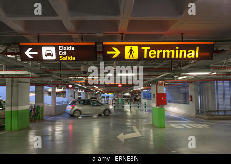 Parkhaus am Flughafen in Spanien Stockfoto
