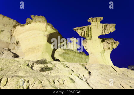 Erodierte Sandsteinformationen, die nachts beleuchtet. Bolnuevo, Mazarron, Provinz Murcia, Spanien Stockfoto