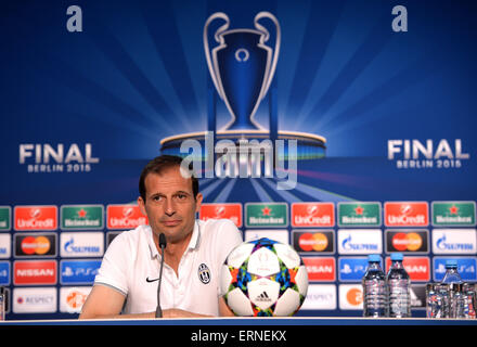 Berlin, Deutschland. 5. Juni 2015. HANDOUT - BERLIN, Deutschland - 05. Juni: In diesem Handout Bild zur Verfügung gestellt von der UEFA, besucht Massimiliano Allegri Trainer von Juventus FC eine Juventus Pressekonferenz im Olympiastadion am 5. Juni 2015 in Berlin, Deutschland. Juventus FC wird FC Barcelona in 2015 UEFA Champions League Finale Fußballspiel im Olympiastadion in Berlin, Deutschland am 6. Juni 2015 stellen. Foto: UEFA/Dpa (Achtung Redaktion: redaktionelle Nutzung nur und verbindliche Quelle credit: "Foto: UEFA/Dpa") / Dpa/Alamy Live News Stockfoto