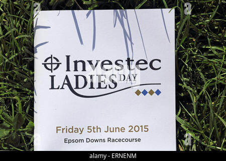 Epsom Downs Surrey UK. 5. Juni 2015. Es war Ladies Day 2015 in Epsom, mit dem Höhepunkt des Tages die Investec Eichen (Stutfohlen Gruppe 1, Klasse 1), laufen über eine Distanz von 1m 4f 10 y. 5/2 Favorit Nr. 8 (orange und blaue Farben) Legatissimo wurde auf den zweiten Platz von der Foto-Finish-Gewinner, Nr. 9 (rote und gelbe Farben) geschlagen und 20/1 Außenseiter zu qualifizieren, geritten von C O' Donoghue und von A P O'Brien ausgebildet. Ladies Day Race Card auf dem Rasen. Bildnachweis: Julia Gavin UK/Alamy Live-Nachrichten Stockfoto