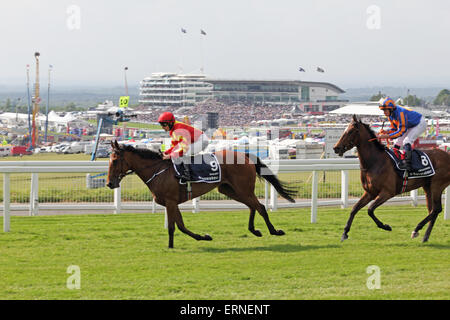 Epsom Downs Surrey UK. 5. Juni 2015. Es war Ladies Day 2015 in Epsom, mit dem Höhepunkt des Tages die Investec Eichen (Stutfohlen Gruppe 1, Klasse 1), laufen über eine Distanz von 1m 4f 10 y. 5/2 Favorit Nr. 8 (orange und blaue Farben) Legatissimo wurde auf den zweiten Platz von der Foto-Finish-Gewinner, Nr. 9 (rote und gelbe Farben) geschlagen und 20/1 Außenseiter zu qualifizieren, geritten von C O' Donoghue und von A P O'Brien ausgebildet. Hier sind die Pferde gesehen Überschrift für den Start. Bildnachweis: Julia Gavin UK/Alamy Live-Nachrichten Stockfoto