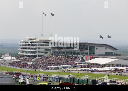 Epsom Downs Surrey UK. 5. Juni 2015. Es war Ladies Day 2015 in Epsom, mit dem Höhepunkt des Tages die Investec Eichen (Stutfohlen Gruppe 1, Klasse 1), laufen über eine Distanz von 1m 4f 10 y. 5/2 Favorit Nr. 8 (orange und blaue Farben) Legatissimo wurde auf den zweiten Platz von der Foto-Finish-Gewinner, Nr. 9 (rote und gelbe Farben) geschlagen und 20/1 Außenseiter zu qualifizieren, geritten von C O' Donoghue und von A P O'Brien ausgebildet. Die Tribüne voller Zuschauer mit Blick auf die Abfahrt direkt bis zur Ziellinie. Bildnachweis: Julia Gavin UK/Alamy Live-Nachrichten Stockfoto