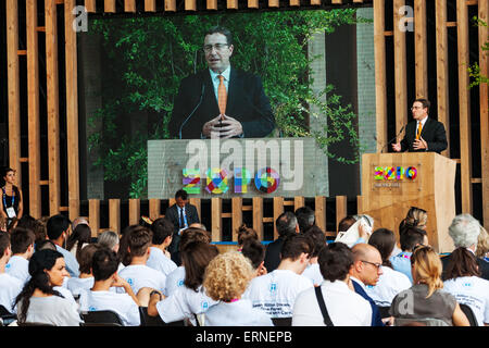 Mailand, Italien. 5. Juni 2015.  Achim Steiner, allgemeine Unterstaatssekretär der UN und der Geschäftsführer des Vereinigten Nationen Programm (UNEP), spricht auf der Expo 2015 für die feierliche Eröffnung des World Environment Day. Das diesjährige Thema ist "7 Milliarden Träume. Ein Planet. In Maßen konsumieren Sie". Bildnachweis: Sandro Tomada/Alamy Live-Nachrichten Stockfoto