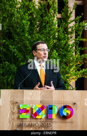 Mailand, Italien. 5. Juni 2015.  Achim Steiner, allgemeine Unterstaatssekretär der UN und der Geschäftsführer des Vereinigten Nationen Programm (UNEP), spricht auf der Expo 2015 für die feierliche Eröffnung des World Environment Day. Das diesjährige Thema ist "7 Milliarden Träume. Ein Planet. In Maßen konsumieren Sie". Bildnachweis: Sandro Tomada/Alamy Live-Nachrichten Stockfoto