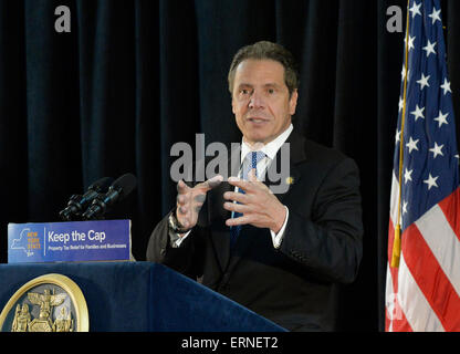 Seaford, New York, USA. 3. Juni 2015. New York State Gouverneur ANDREW CUOMO spricht bei einer Veranstaltung zur Unterstützung der Erweiterung der NY Grundsteuer Kappe. Bei der Zweiparteien-Pressekonferenz in der Knights Of Columbus Hall fordert über hundert Bereich Bewohner und Beamten eine Erweiterung der Grundsteuer GAP vor Ablauf der Legislaturperiode Stand am 17. Juni. NY Grundsteuer Kappe soll Juni 2016 auslaufen, aber ist rechtlich verbunden mit NYC Mietpreisbindung Vorschriften in diesem Monat abläuft. Im Juni 2011 in Nassau County unterzeichnete der Gouverneur das erste Grundsteuer Kappe Gesetz. Bildnachweis: Ann E Parry/Alamy Live neu Stockfoto