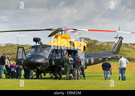 Familien Tag Raf Valley 2015 ZJ239 Bell 412EP, die Griffin HT1 Boden anzeigen Anglesey North Wales Uk Stockfoto