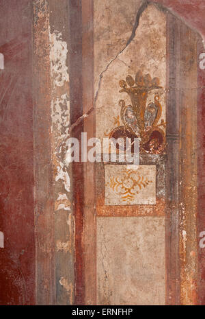 Fresko in Pompeji bunte Wand-Dekoration an seiner ursprünglichen Wand in einem Haus in Pompeji Blumenvase Stockfoto