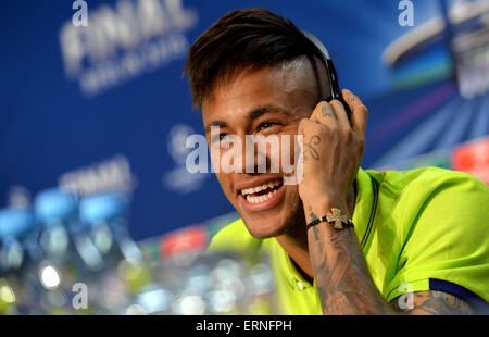 Berlin, Deutschland. 5. Juni 2015. HANDOUT - BERLIN, Deutschland - 05. Juni: In diesem Handout Bild zur Verfügung gestellt von der UEFA, besucht Neymar des FC Barcelona eine FC Barcelona Pressekonferenz am 5. Juni 2015 in Berlin, Deutschland. Juventus FC wird FC Barcelona in 2015 UEFA Champions League Finale Fußballspiel im Olympiastadion in Berlin, Deutschland am 6. Juni 2015 stellen. Foto: UEFA/Dpa (Achtung Redaktion: redaktionelle Nutzung nur und verbindliche Quelle credit: "Foto: UEFA/Dpa") / Dpa/Alamy Live News Stockfoto