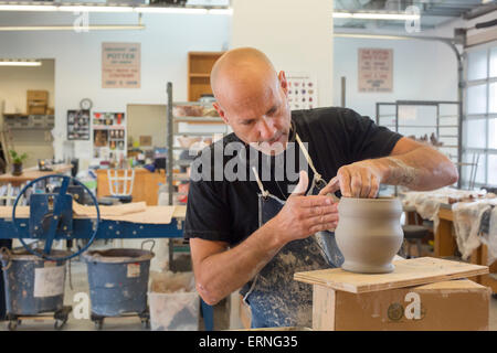 Biloxi, Mississippi - Töpfer arbeitet in Biloxi Stadtzentrum für Keramik an der Ohr-O'Keefe Museum of Art. Stockfoto