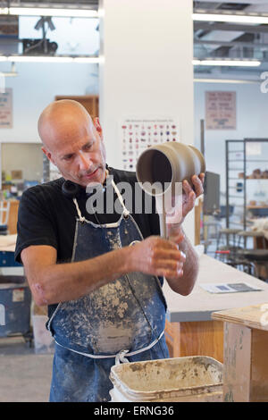 Biloxi, Mississippi - Töpfer arbeitet in Biloxi Stadtzentrum für Keramik an der Ohr-O'Keefe Museum of Art. Stockfoto