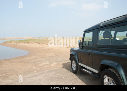 Land Rover Defender 90 mit Blick auf die Burrows, Westward Ho! Stockfoto