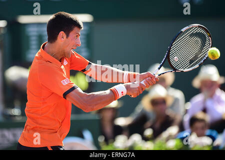 Roland Garros, Paris, Frankreich. 5. Juni 2015. Herren Halbfinale; Andy Murray gegen Novak Djokovic. Novak Djokovic (Srb) Credit: Action Plus Sport/Alamy Live News Stockfoto