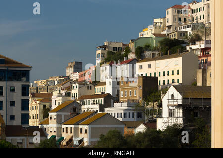 Ein Blick auf die Stadt Gibraltar mit maurischer Burg im Hintergrund, Spanien Stockfoto