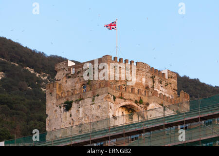 Ein Blick auf die maurische Burg, die die Britische Flagge, Gibraltar, Spanien Stockfoto