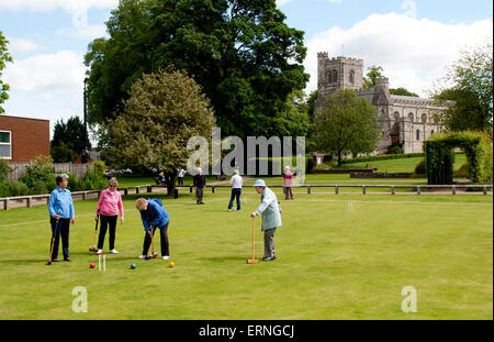 Ältere Menschen spielen Krocket, Dunstable, Bedfordshire, England, UK Stockfoto