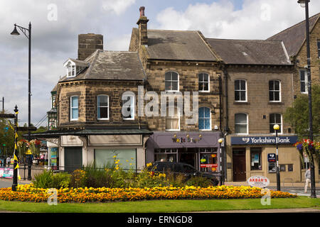 Ilkley in voller Blüte, typische Yorkshire Sandsteingebäude auf Brook Street, Yorkshire, England Stockfoto