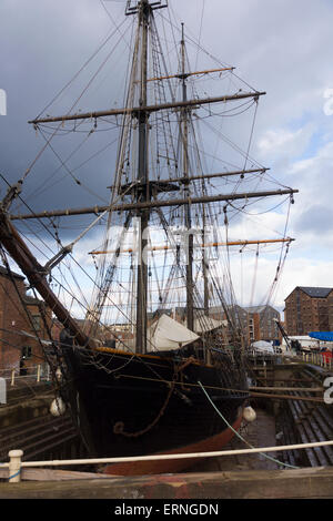 Arbeiten Trockendock mit einem großen Segelschiff in Gloucester Docks, Gloucestershire, England Stockfoto