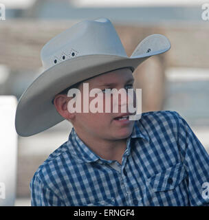 Australischer Junge tragen blau kariert Hemd und tragen weiße western Cowboy Stil Akubra Hut Stockfoto