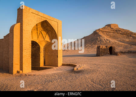 Website der zoroastrischen Tower of Silence in Yazd, Iran bei Sonnenuntergang Stockfoto