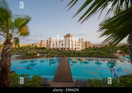 Mann, die Reinigung des Pool in einem Hotel in Boa Vista Stockfoto