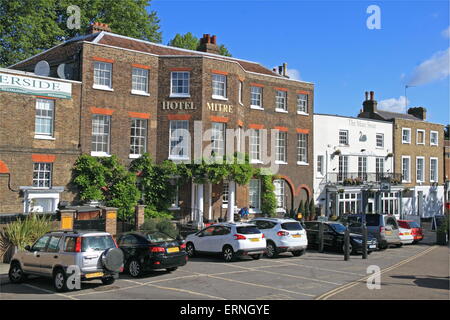 Mitre Hotel und Höckerschwan, Hampton Court, East Molesey, Surrey, England, Großbritannien, Deutschland, UK, Europa Stockfoto