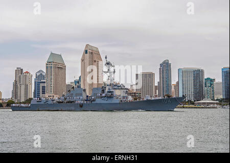 US Navy Arleigh Burke-Klasse geführte Flugkörper Zerstörer USS Sterett kehrt nach einem 10-monatigen Einsatz 4. Juni 2015 in San Diego, Kalifornien Heimathafen. Stockfoto