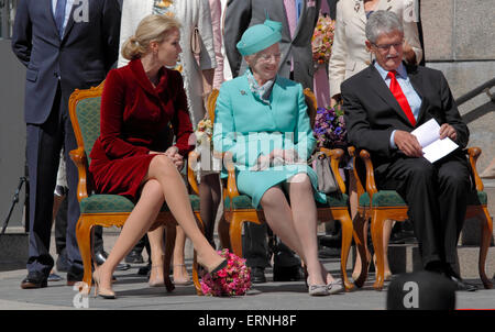 Kopenhagen, Dänemark, 5. Juni 2015. Premierminister Helle Thorning-Schmidt, hm Königin Margrethe II von Dänemark, und Sprecher des Parlaments, Mogens Lykketoft im Christiansborg Palast Hof warten auf die Festschrift Parade in historischen Gewändern in der Feier des 100. Jahrestages der Verfassung Änderung im Jahre 1915, die dänischen Frauen das Recht gab, aktives und passives Wahlrecht. Bildnachweis: Niels Quist/Alamy Live-Nachrichten Stockfoto