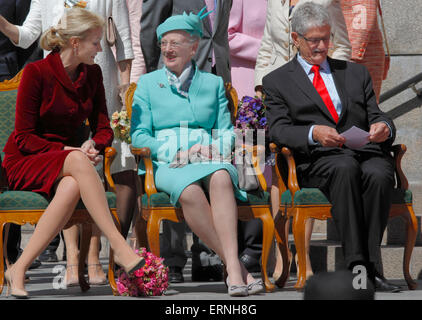 Kopenhagen, Dänemark, 5. Juni 2015. Premierminister Helle Thorning-Schmidt, hm Königin Margrethe II von Dänemark, und Sprecher des Parlaments, Mogens Lykketoft im Christiansborg Palast Hof warten auf die Festschrift Parade in historischen Gewändern in der Feier des 100. Jahrestages der Verfassung Änderung im Jahre 1915, die dänischen Frauen das Recht gab, aktives und passives Wahlrecht. Bildnachweis: Niels Quist/Alamy Live-Nachrichten Stockfoto