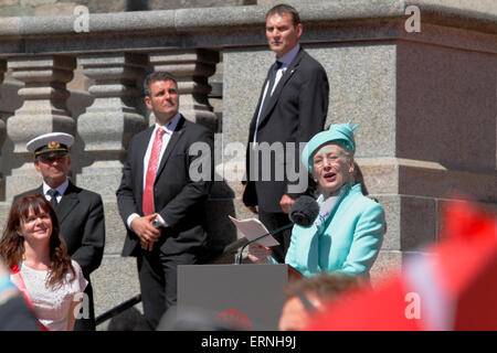 Kopenhagen, Dänemark, 5. Juni 2015. HM Königin Margrethe II von Dänemark spricht im Schloss Christiansborg Hof auf den Zielpunkt der Festschrift Parade zur Feier des 100. Jahrestages der Verfassung, die dänischen Frauen das Recht gab, aktives und passives Wahlrecht. Die Parade zeigte historische Kleidungsstücke, die getragen hätte in der ursprünglichen Parade im Jahre 1915. Bildnachweis: Niels Quist/Alamy Live-Nachrichten Stockfoto