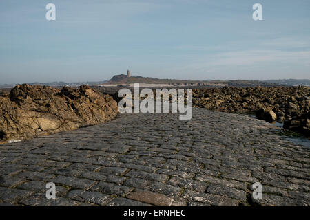 Die Gezeiten Insel Lihou auf Guernsey, die auch über einen Steindamm begangen werden kann, wenn Gezeitenbedingungen korrekt sind Stockfoto