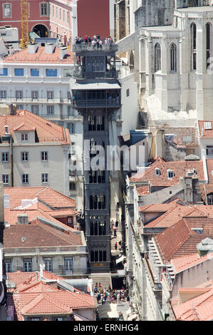 Lissabon von oben: Ansicht der Elevador de Santa Justa von Castelo de São Jorge Stockfoto