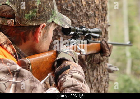 Erwachsene Jäger mit Ziel Hirsch Gewehr Nahaufnahme im Wald Stockfoto