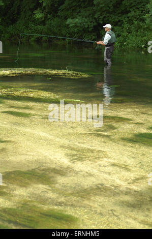 Ein Mann Fliegenfischen am Fluß Avon in Wiltshire Stockfoto