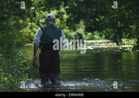 Ein Mann Fliegenfischen am Fluß Avon in Wiltshire Stockfoto