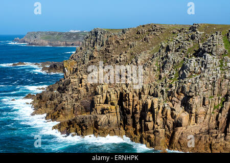 Die schroffen Granitfelsen entlang der Küste Cornwalls, in der Nähe von Ländereien zu beenden, in Cornwall, England, UK Stockfoto