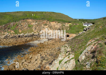 Die einsame Bucht bei Porthgwarra in Cornwall, England, UK Stockfoto